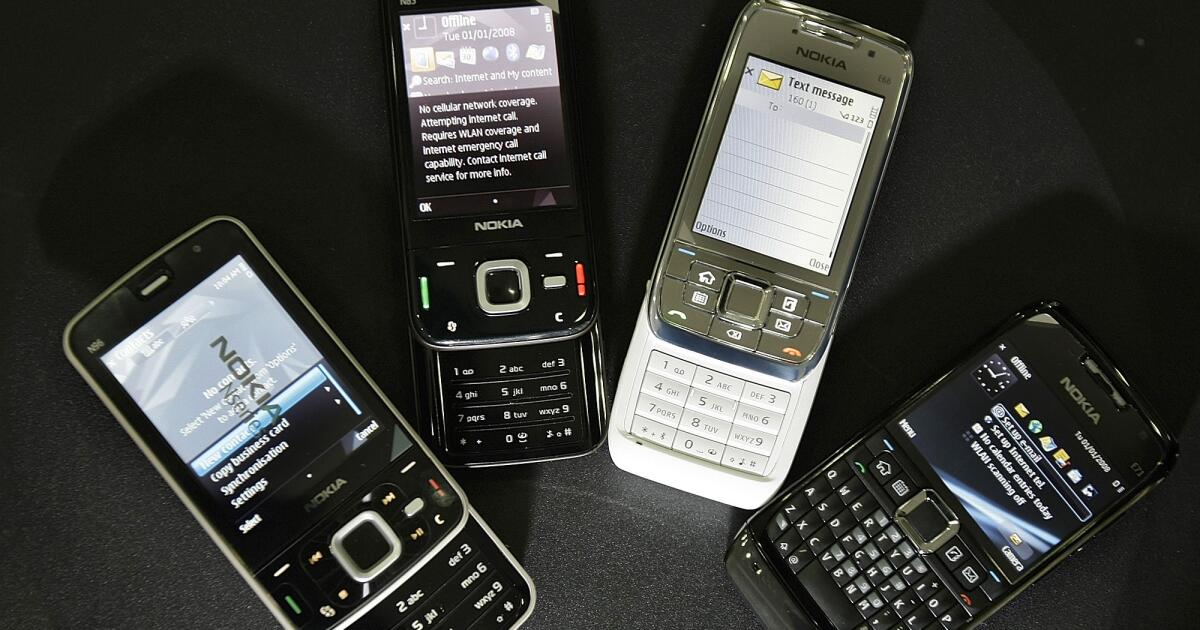 Opinion: I bought a flip phone and tried to get by without my smartphone. Here's how that went